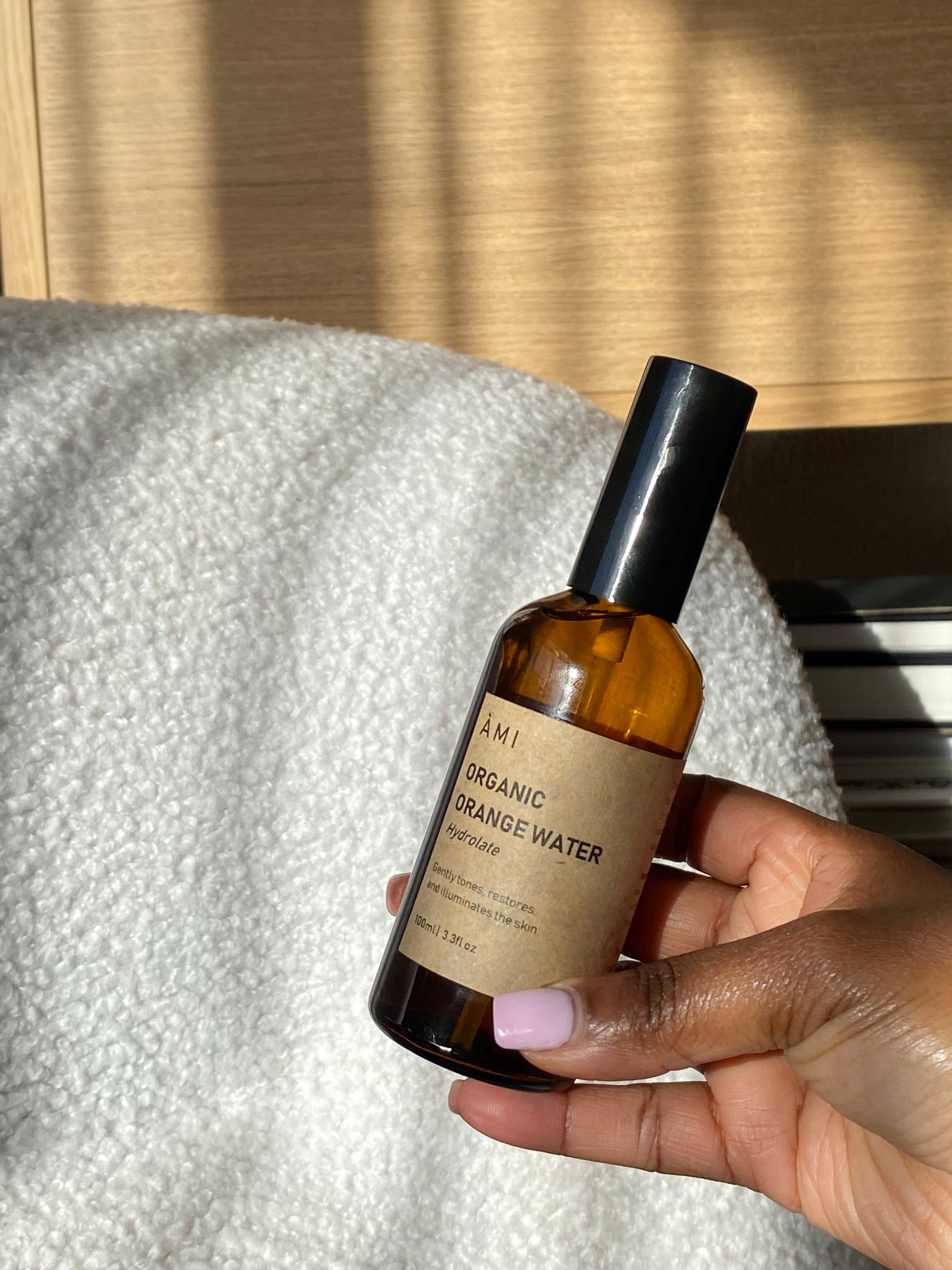 <img src="orange-blossom-hydrolate.jpg" alt="Nutrient-rich Orange Blossom Hydrolate that tones, regenerates, and restores radiance to the complexion while soothing sensitive skin">
